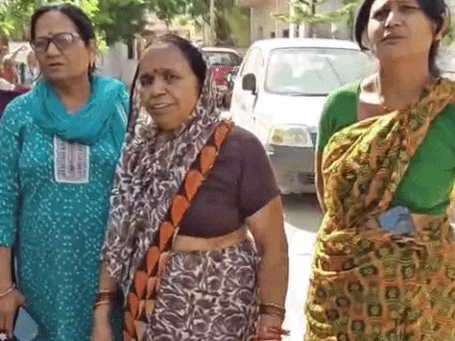 70-year-old woman confronts bike-borne snatcher:Pushes accused after chain-snatching attempt outside home, miscreant escapes with half chain